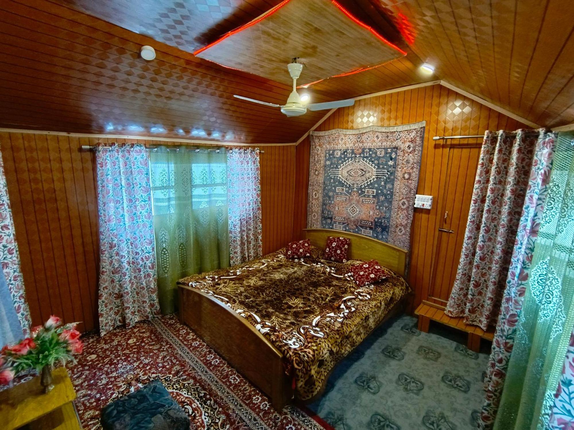 The Dreamer Destination' Houseboat Srīnagar Zewnętrze zdjęcie