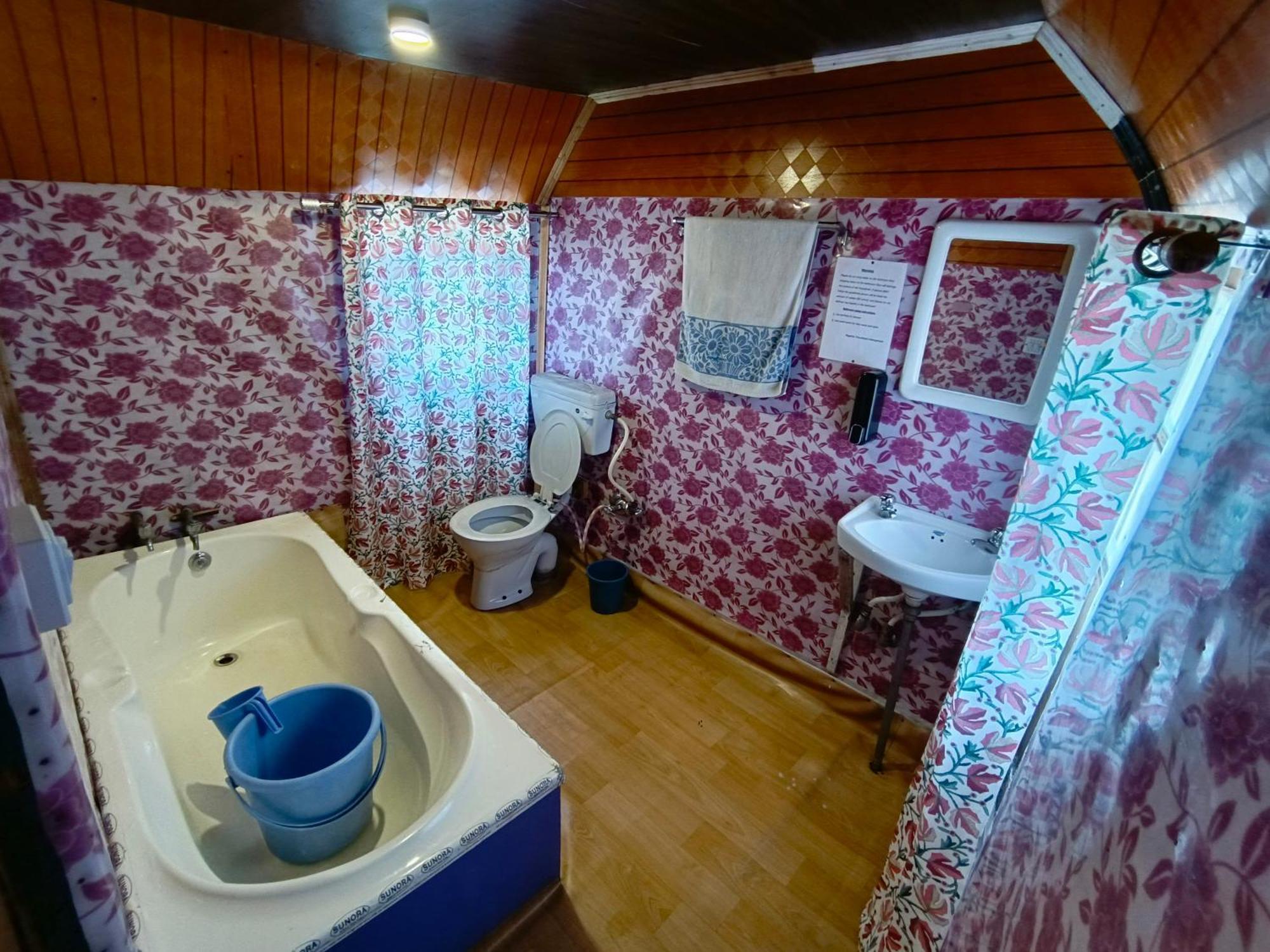 The Dreamer Destination' Houseboat Srīnagar Zewnętrze zdjęcie