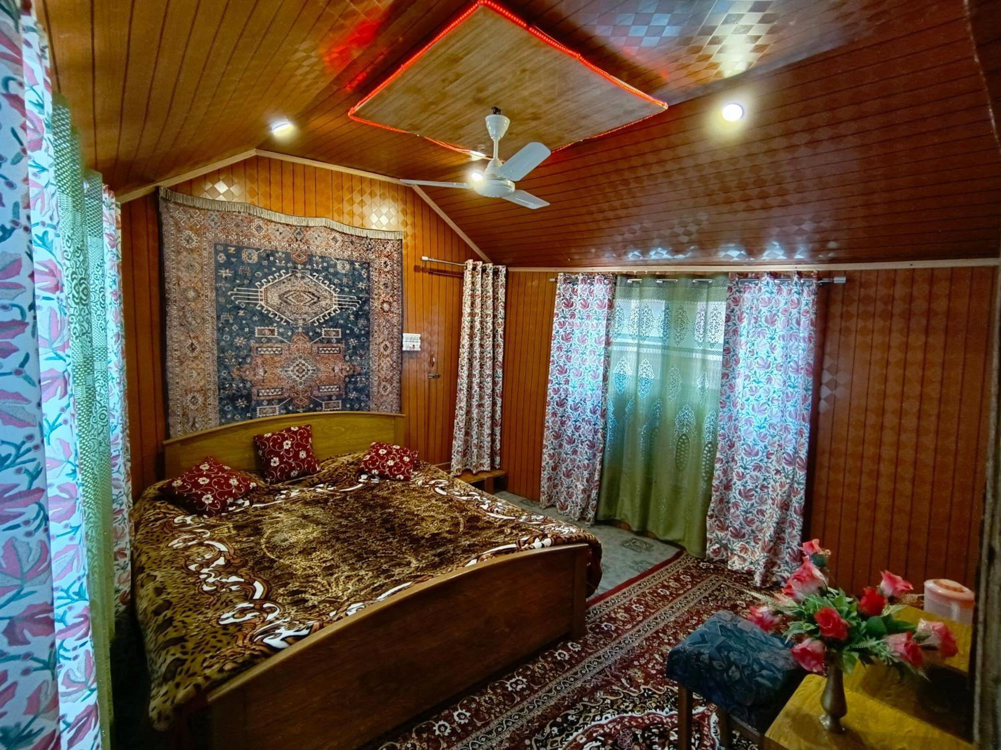 The Dreamer Destination' Houseboat Srīnagar Zewnętrze zdjęcie